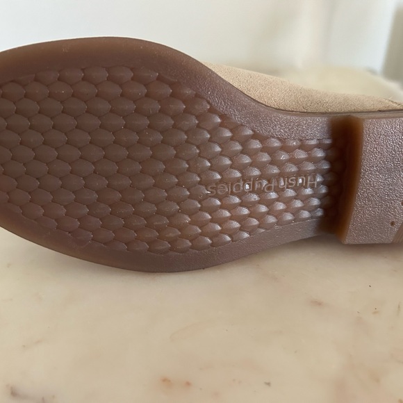 Hush puppy booties toes suede. Size 6, new with box. - Picture 4 of 6